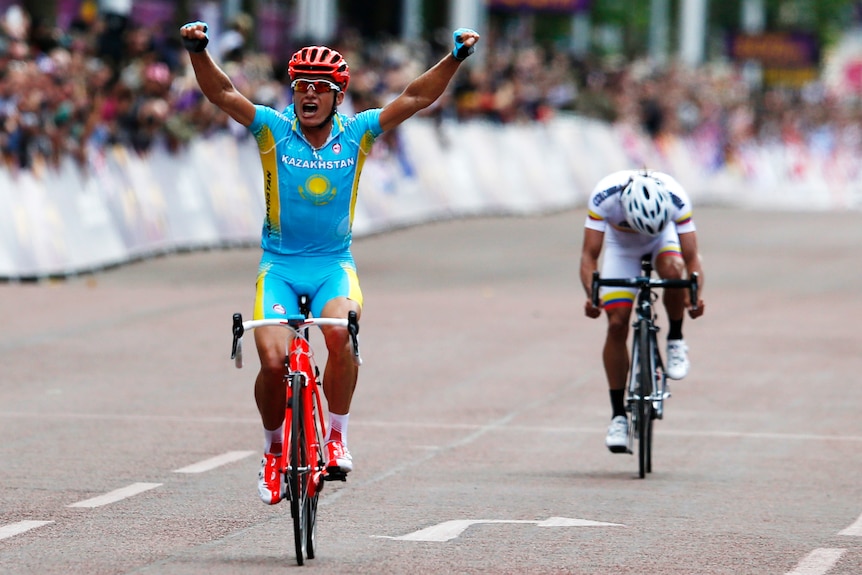 Vinokurov, one of the oldest riders in the race, celebrates taking gold nearing the finish line on The Mall.