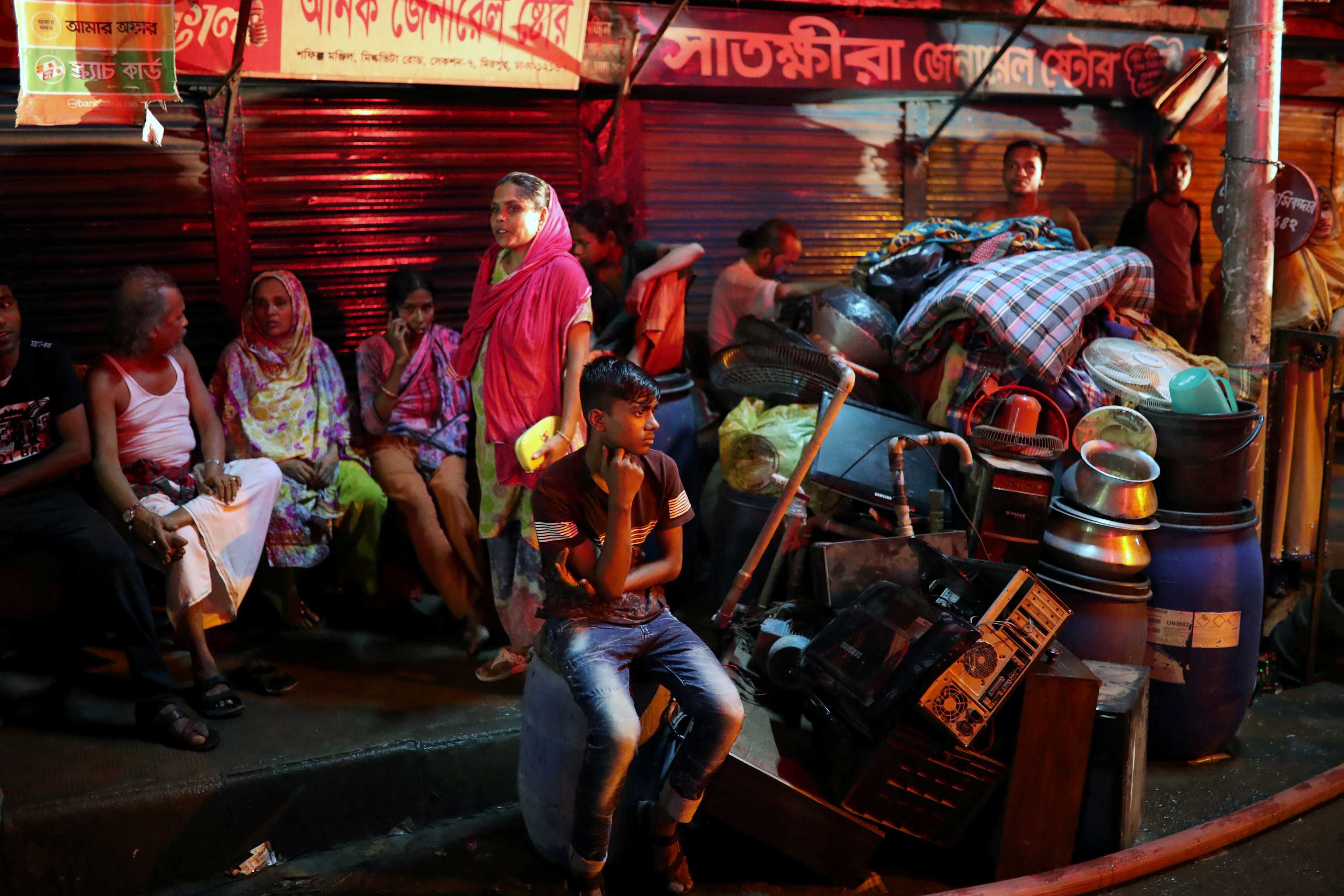 Bangladeshi Slum Fire Destroys 15,000 Homes, Leaving Thousands Homeless ...