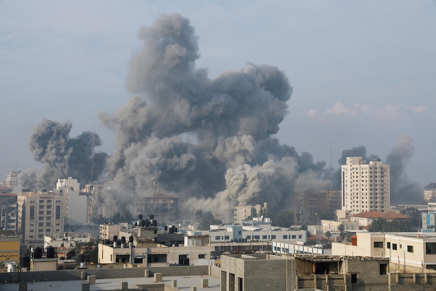 Fumul se ridică deasupra clădirilor din Gaza 