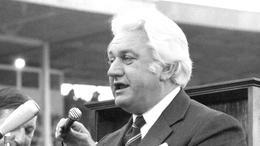 Sir John Kerr speaks in front of a microphone in the middle of the SCG during the 1974 NSWRL Grand Final.
