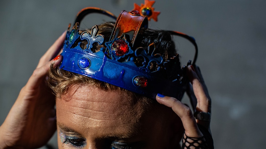 Closeup of blue crown, worn by an audience member at Sissy Ball 2019.