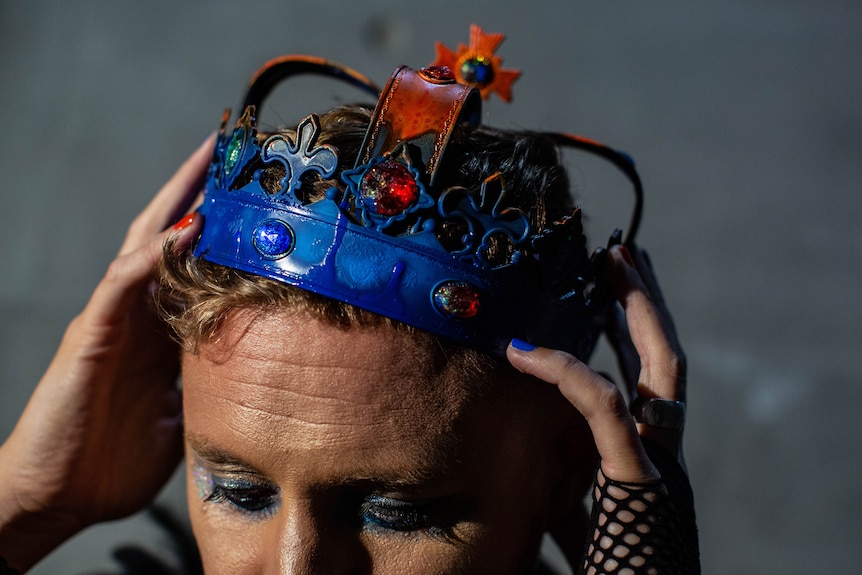Closeup of blue crown, worn by an audience member at Sissy Ball 2019.