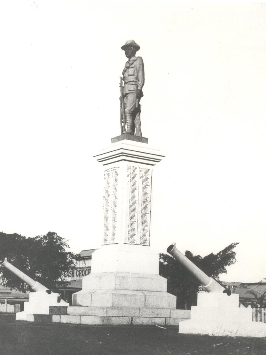 The Mowbray Park war memorial in 1919 standing with replica canons on either side.