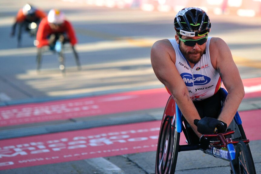 Kurt Fearnley crosses the finish line in the Chicago Marathon.