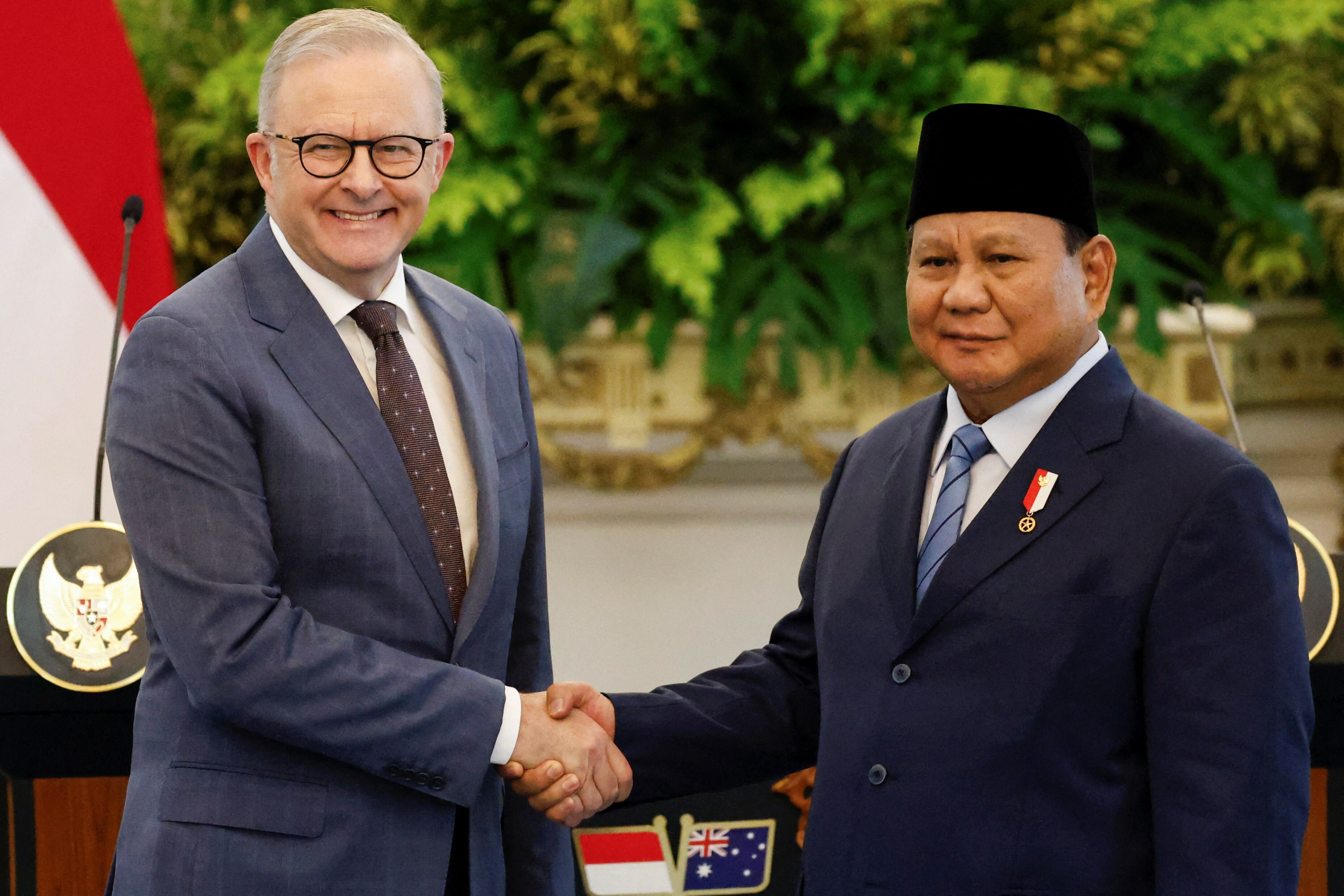 Anthony Albanese shakes hands with Prabowo Subianto