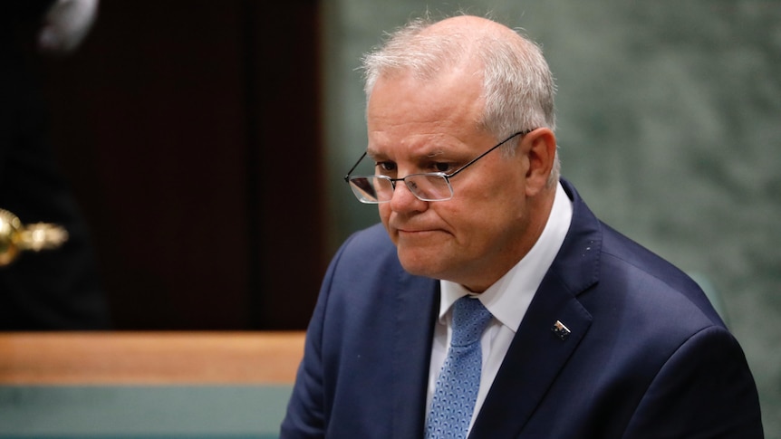 Scott Morrison 看起来很严肃，因为他坐在众议院。