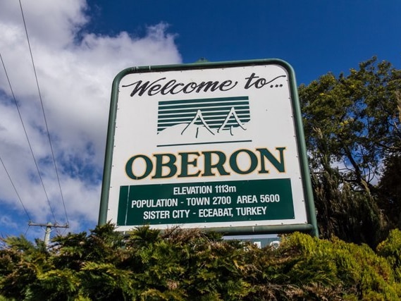 Welcome to Oberon sign