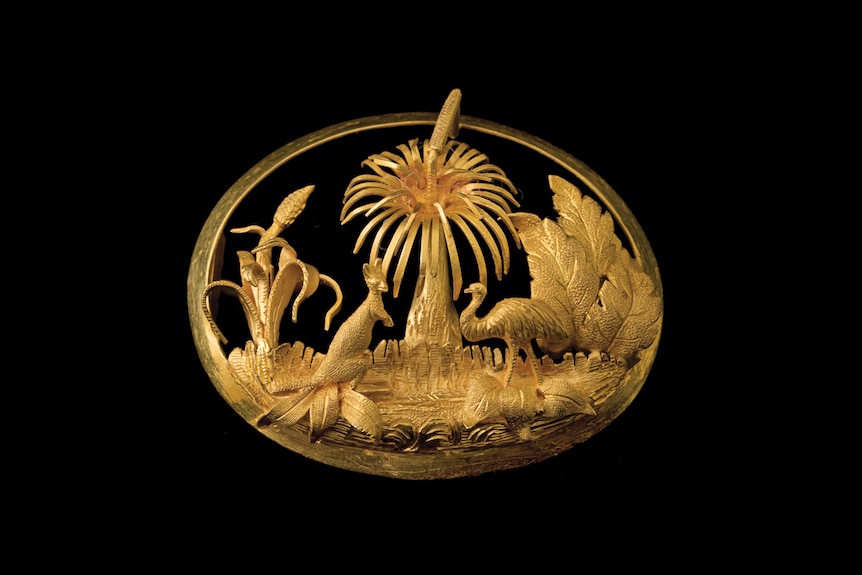 Gold brooch with kangaroo and emu, c. 1858. Attributed to Hogarth, Erichsen & Co. Sydney. Lent by Trevor Kennedy