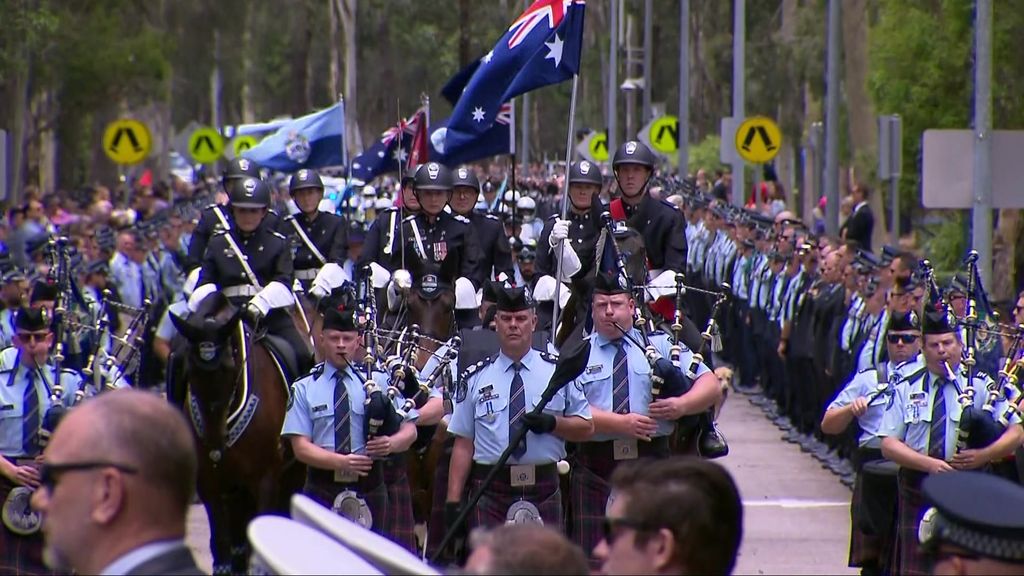 Thousands of police form guard of honour for two officers - ABC News