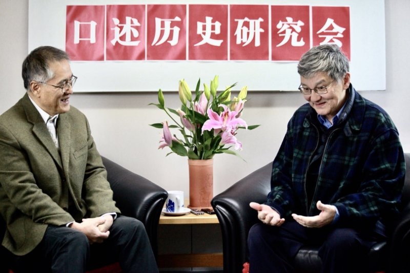 蒙纳什大学前国际汉语中心前主任洪历建在口述历史项目中采访澳大利亚前联邦参议员陈之彬。