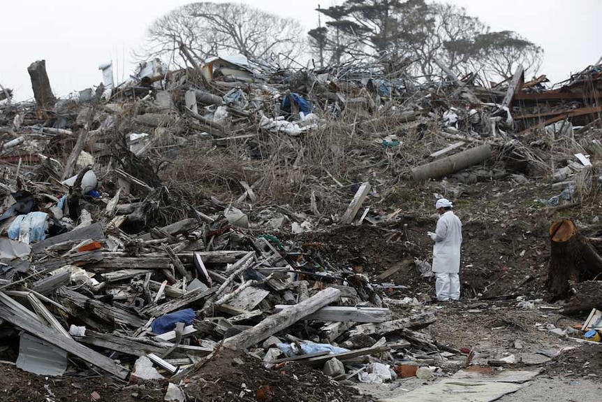 Norio Kimura, 49 ans, qui a perdu son père, sa femme et sa fille dans le tsunami du 11 mars 2011, vérifie les niveaux de rayonnement le 23 février 2015.