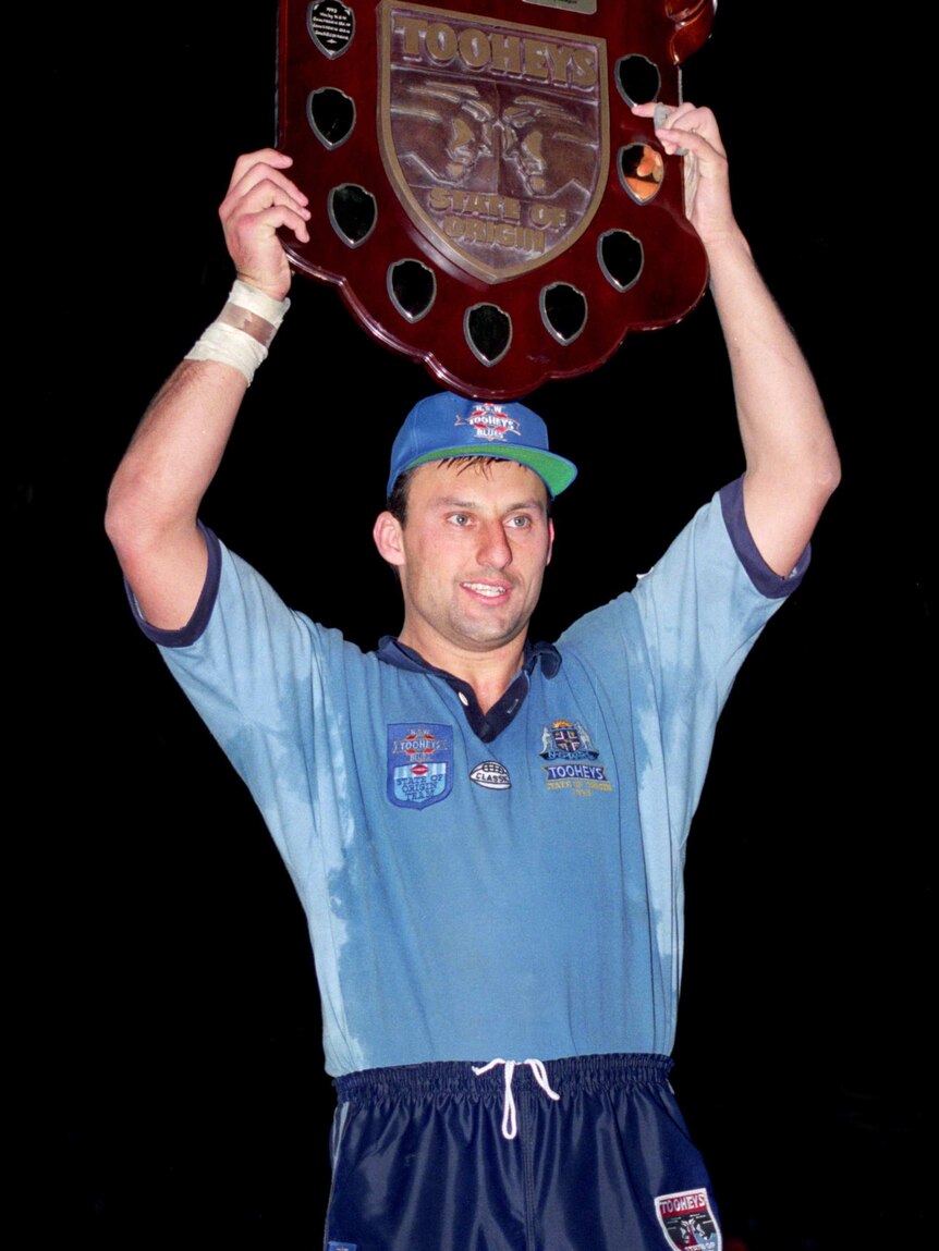 Laurie Daley levanta el trofeo Origin en 1994