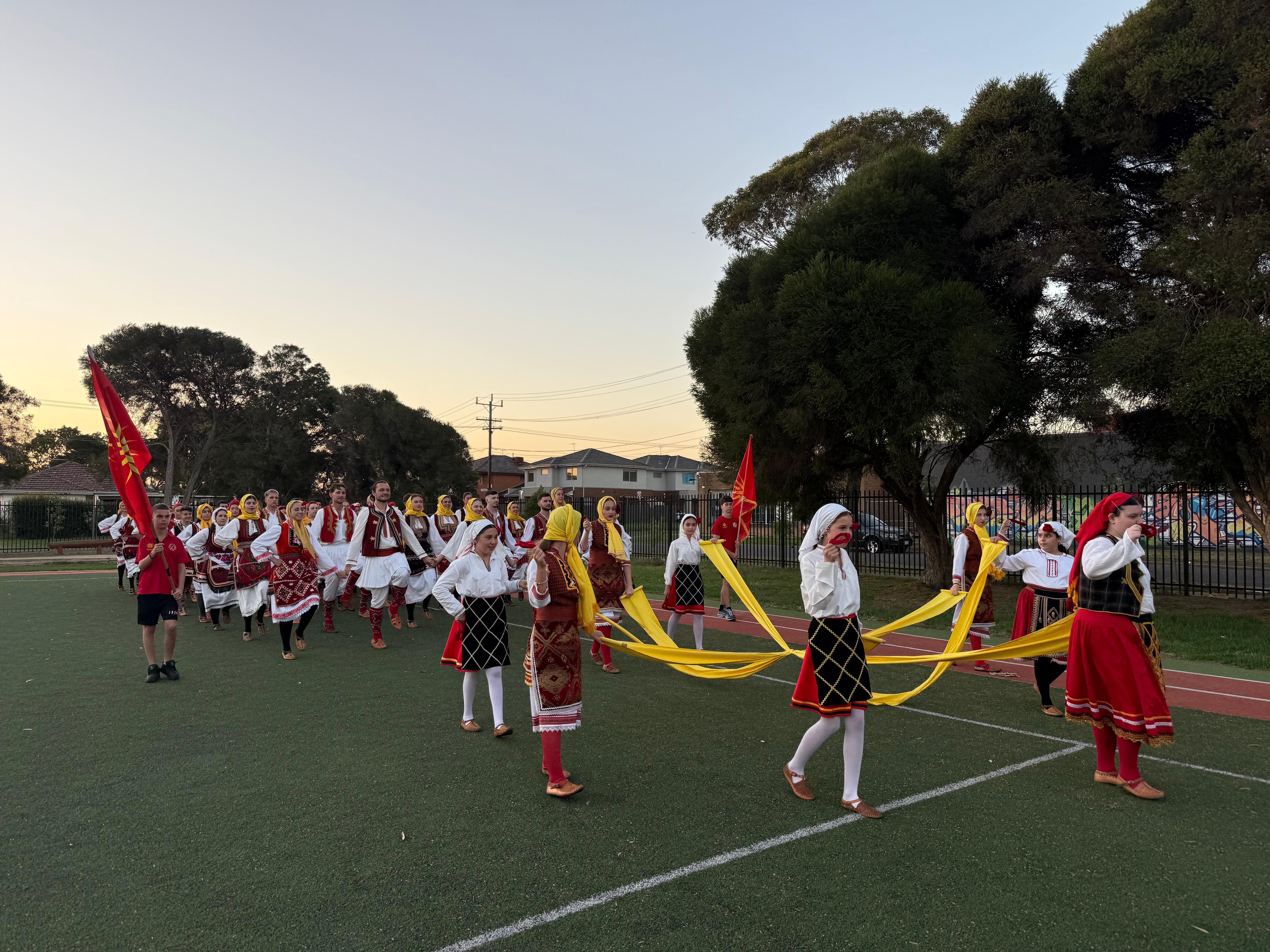 La comunidad macedonia practica danzas folclóricas antes del desfile de Moomba.