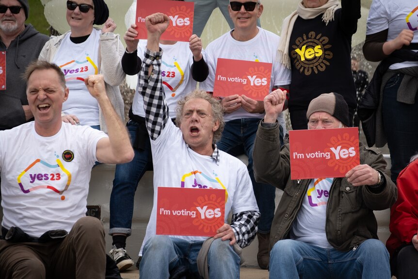 The crowd at Geelong wear 'Yes' shirts and hold signs saying 'I'm voting yes'