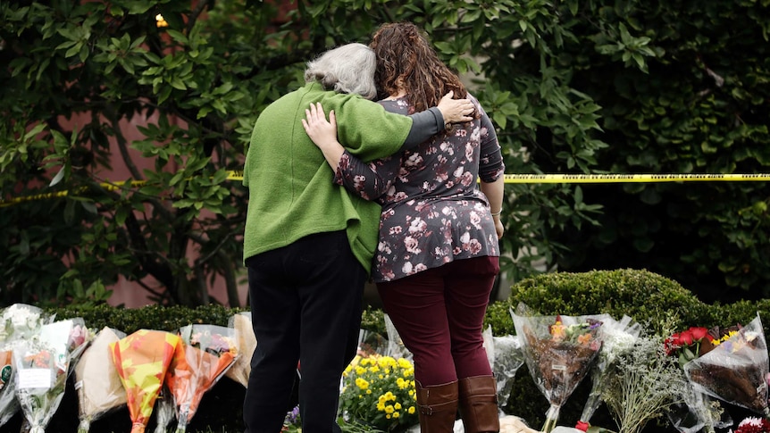 Thousands gather to pray for synagogue shooting victims (Photo: AP)