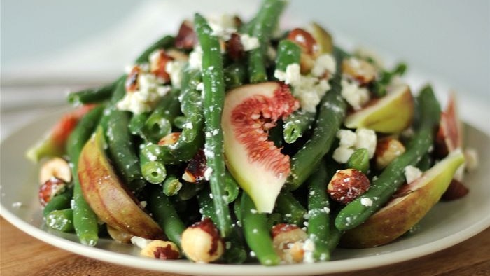 Beans with fig and toasted hazelnuts