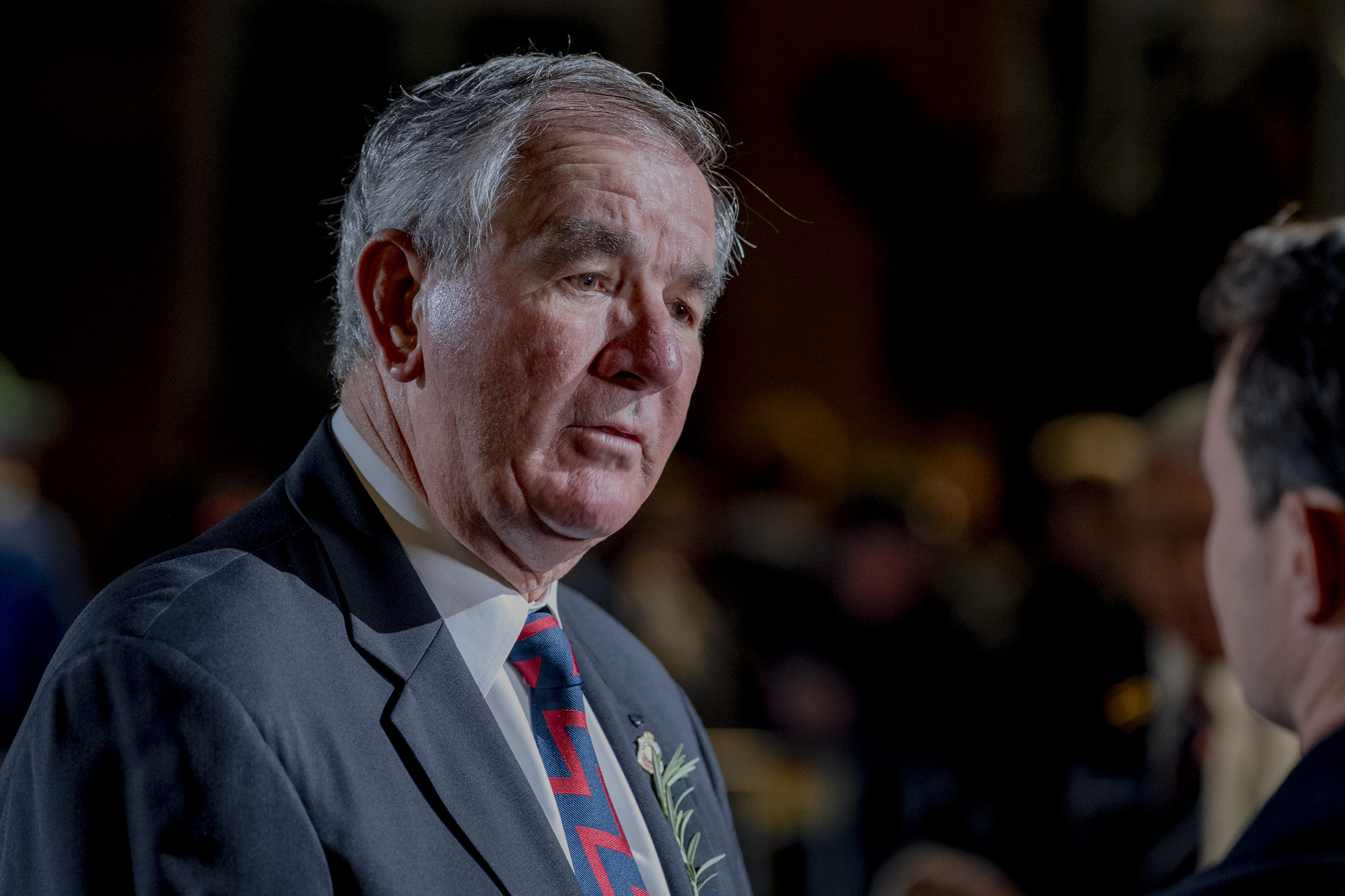 La gente se reúne para un servicio del Día de Anzac en Martin Place en Sydney.