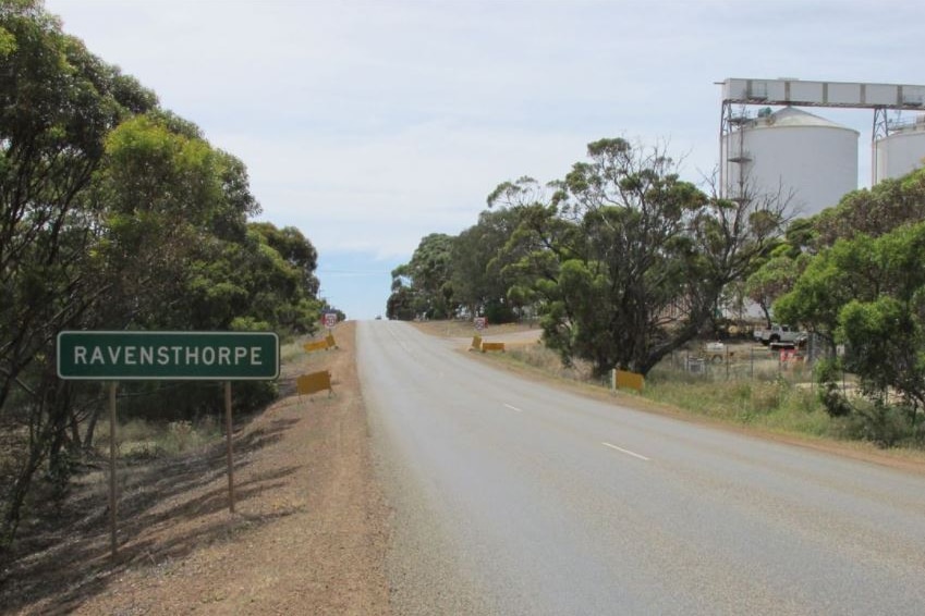 Une route de campagne à Ravensthorpe, WA.