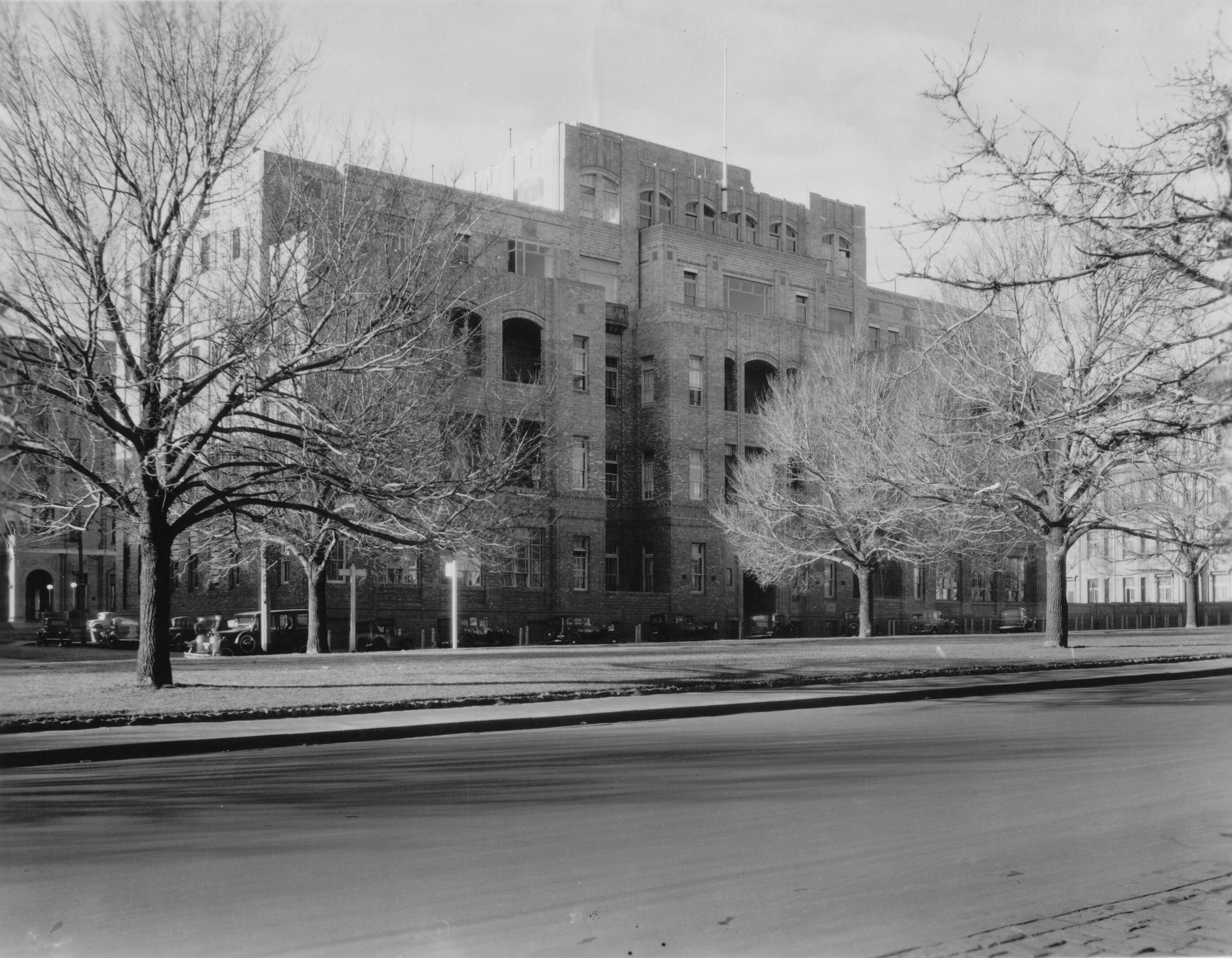A black-and-white, arcihval photo of a Melbourne hospital wing in the 1920s.