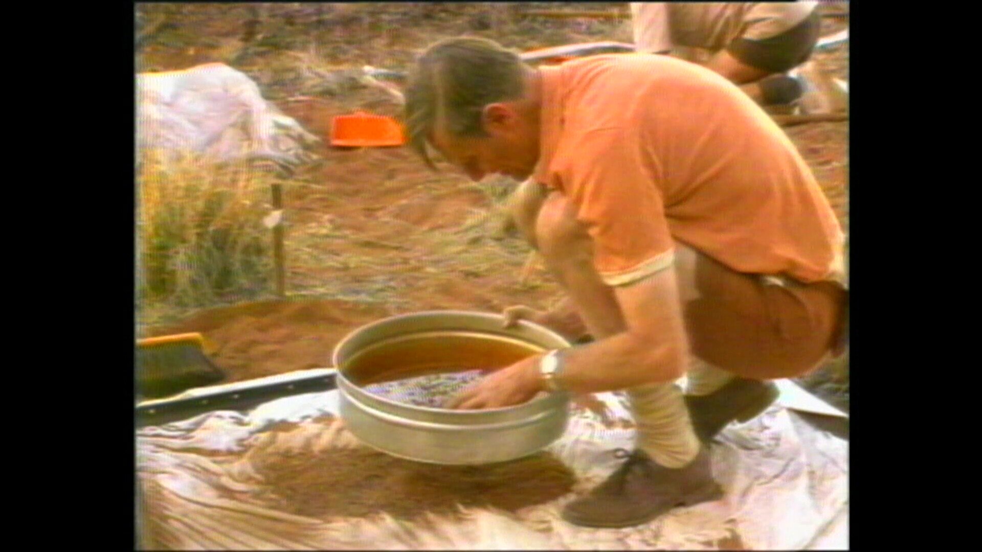 People searching for clues during the Azaria Chamberlain investigation ...