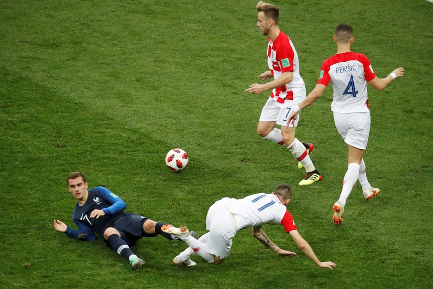 Antoine Griezmann is fouled by Marcelo Brozovic