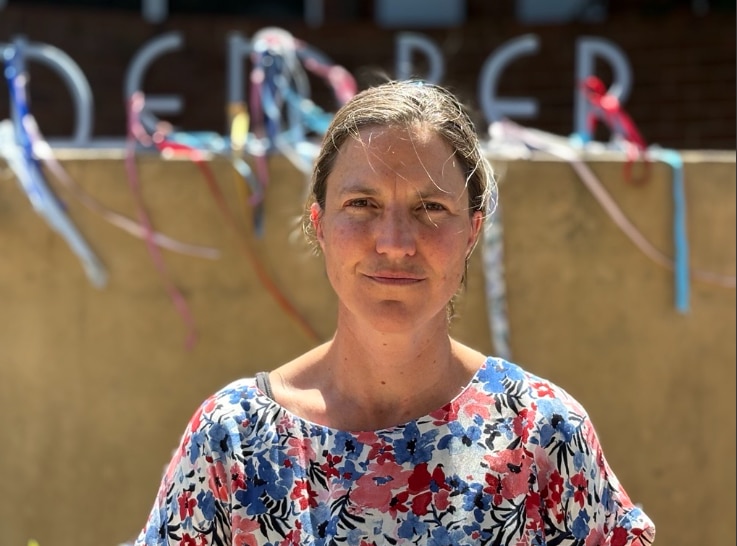 Mujer frente a la pared.