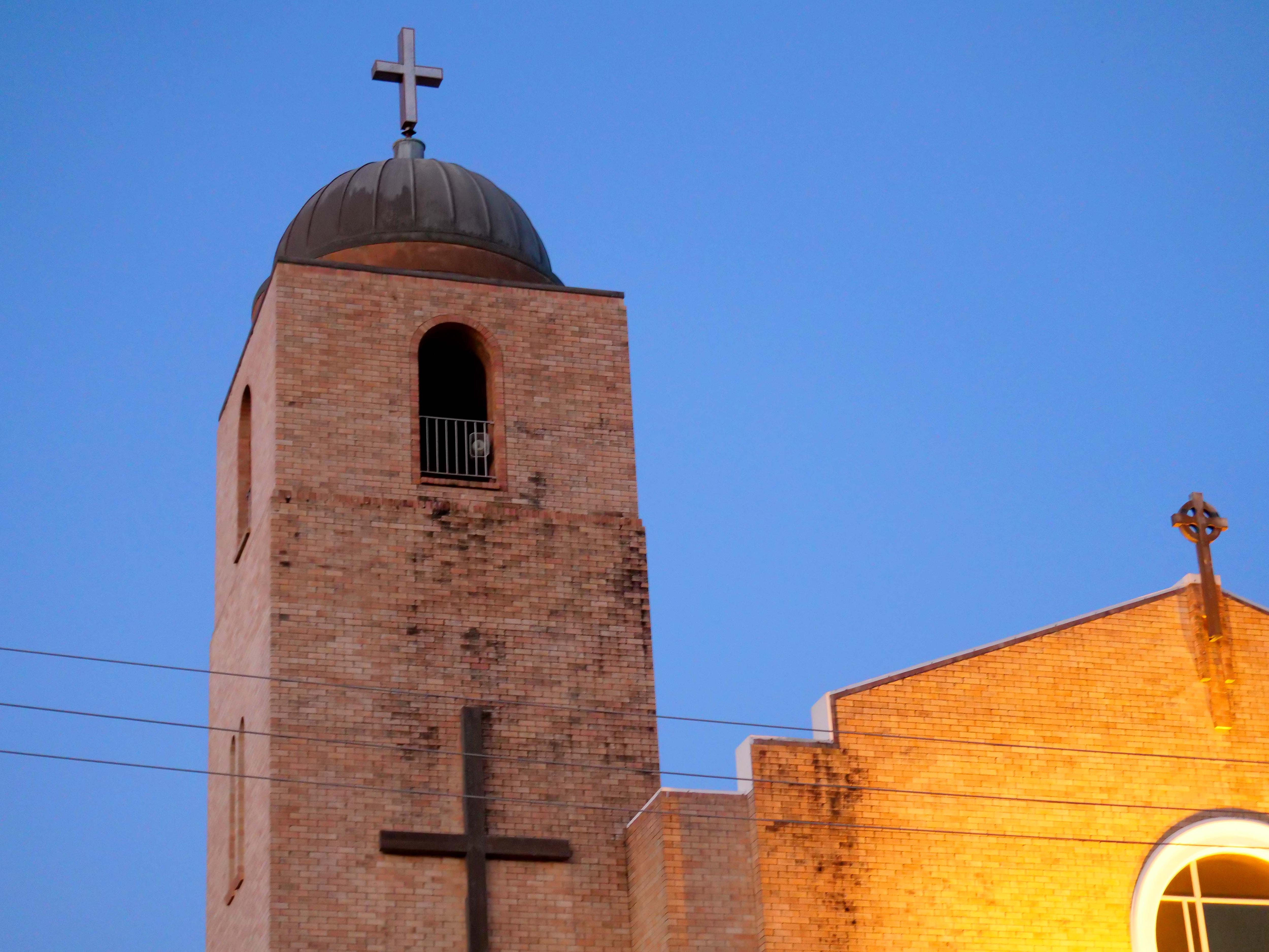 A grande igreja de tijolos onde aconteceu Simbang Gabi de Mackay. 