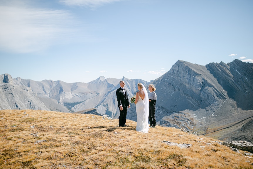 Les mariés à leur mariage au sommet d'une montagne sans personne