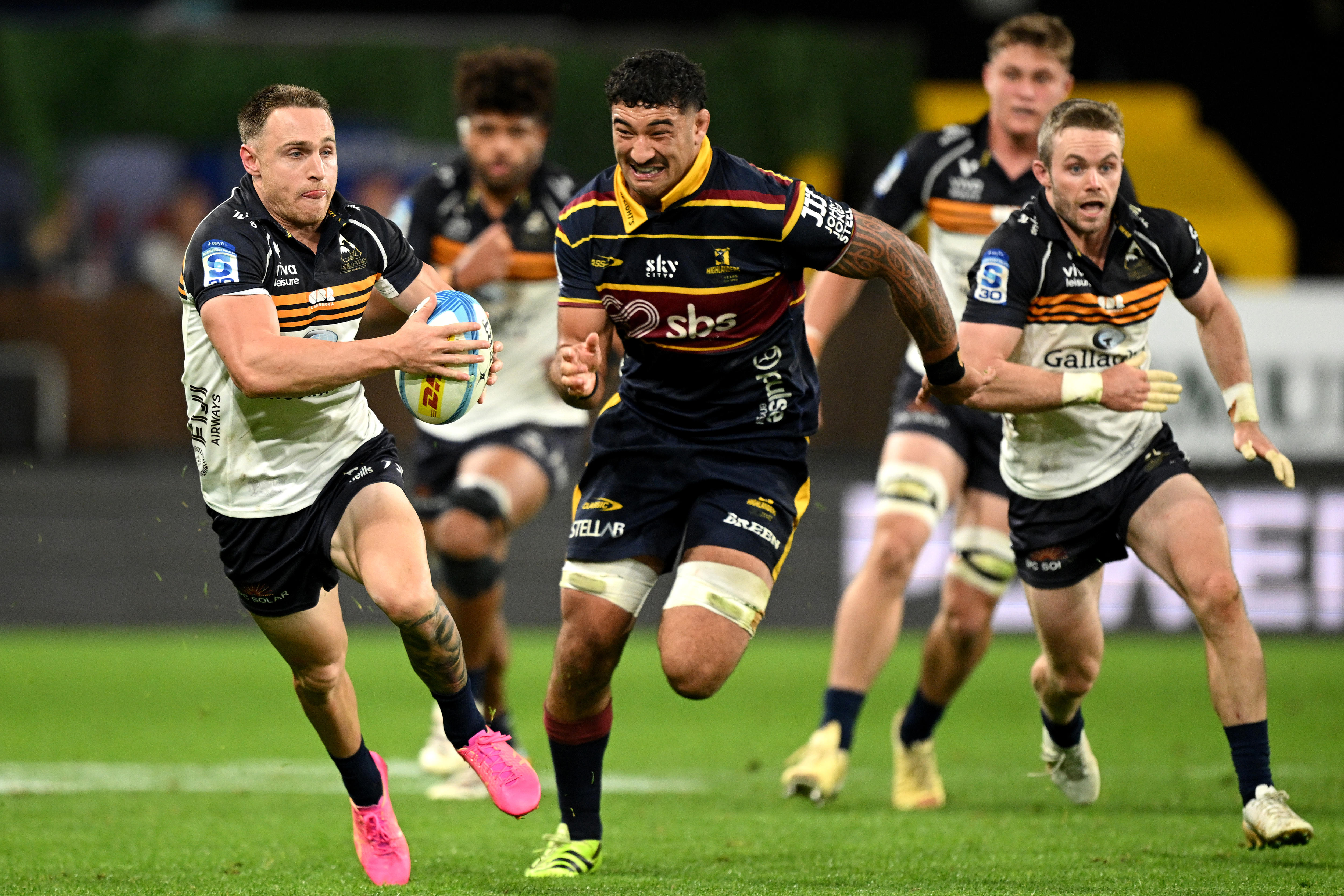 Corey Toole foge para os Brumbies contra os Highlanders.