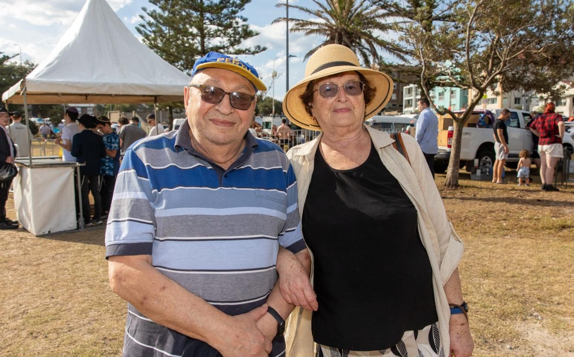 Alex Kleytman posa com sua esposa em Hanukkah à beira-mar, pouco antes do ataque terrorista em Bondi.