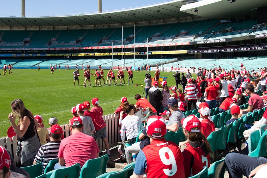 Sydney Swans open training with fans at the SCG