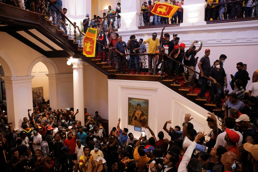 Sri Lankans storm presidents residence