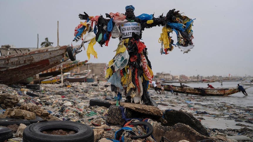 L’écologiste Modou Fall assume l’identité de Plastic Man pour lutter contre la pollution au Sénégal