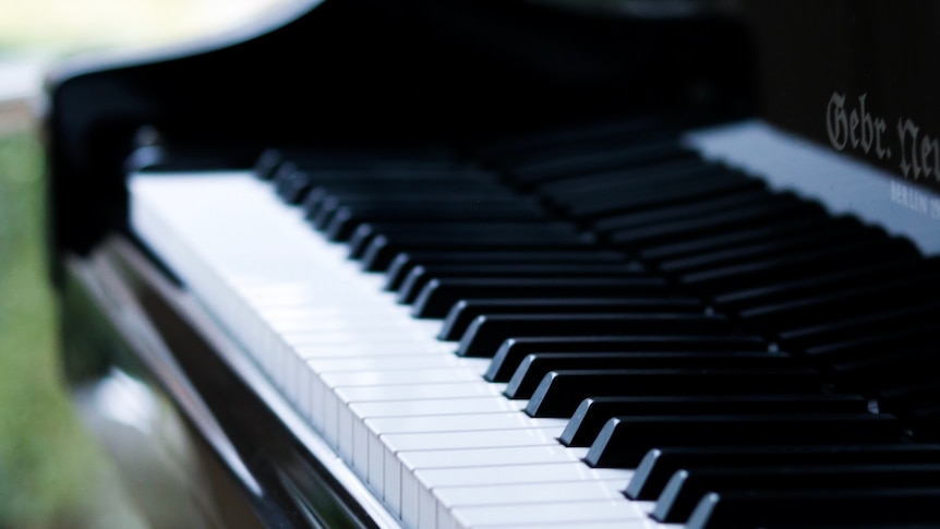 A closeup view of an piano keyboard.