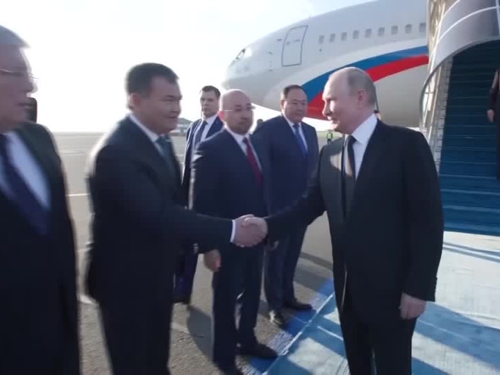 普京抵达哈萨克斯坦