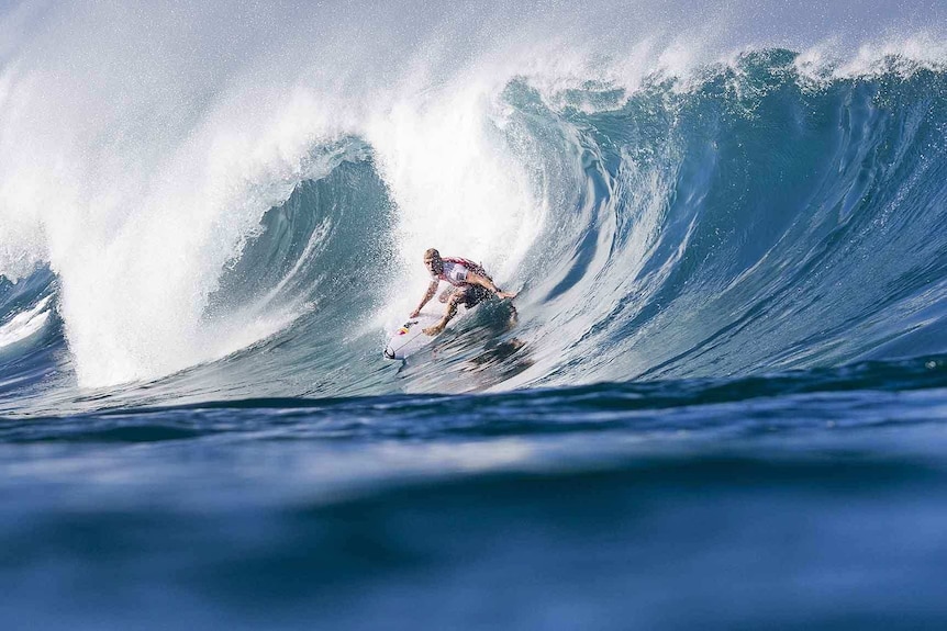 Convincing win ... Mick Fanning competing in his third-round heat at the Pipe Maters in Hawaii