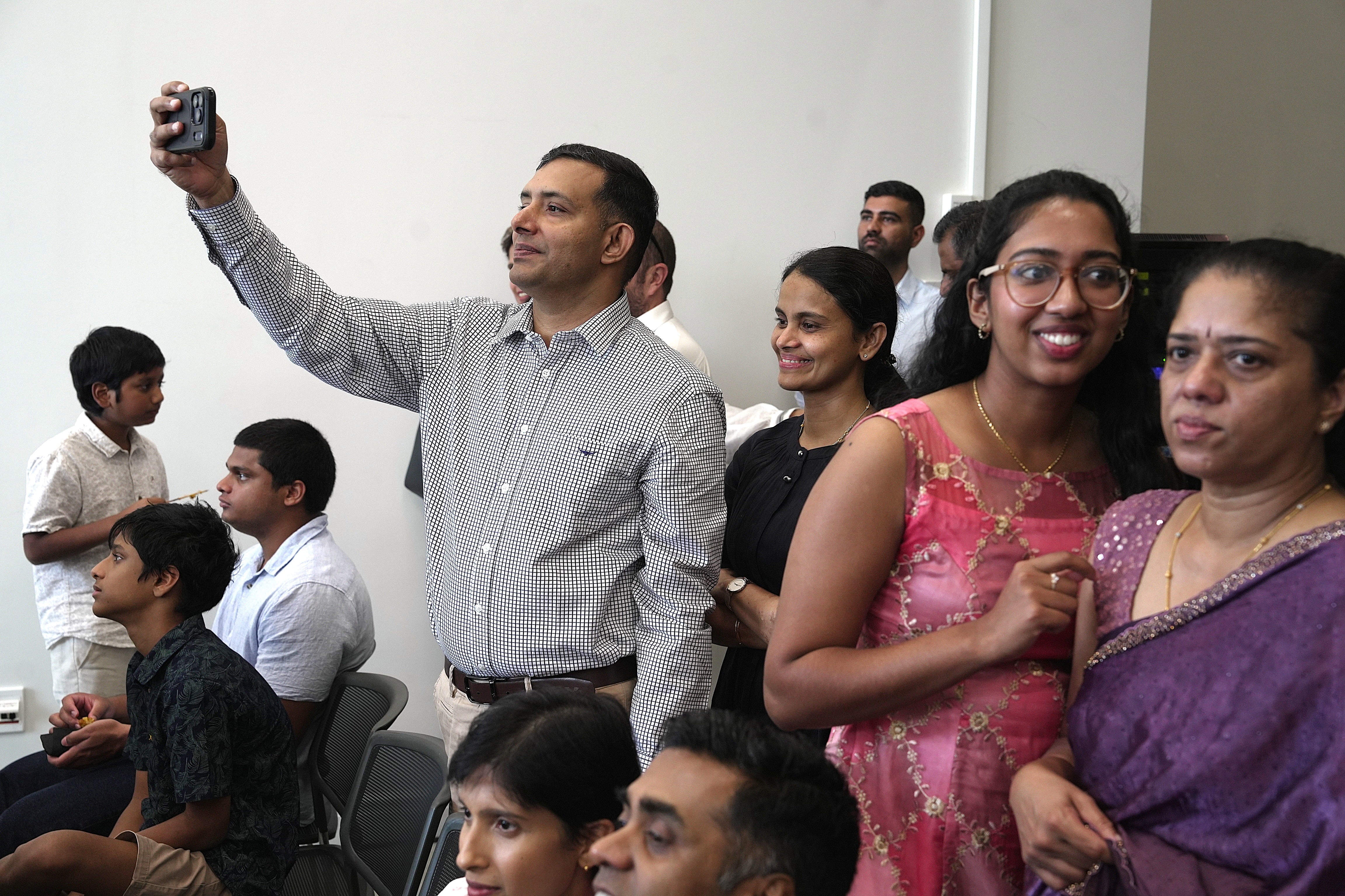 Un grupo de adultos de aspecto feliz.