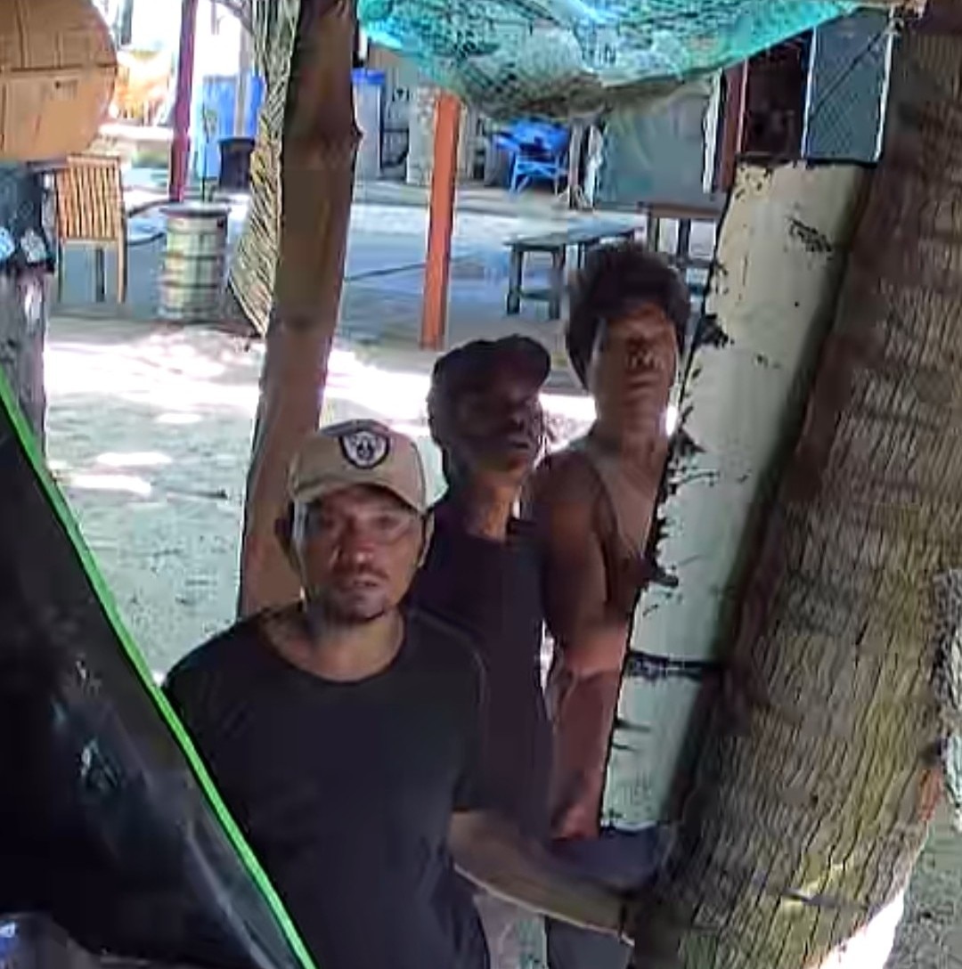 Foreign fishermen walk into Qld resort bar asking for refreshments