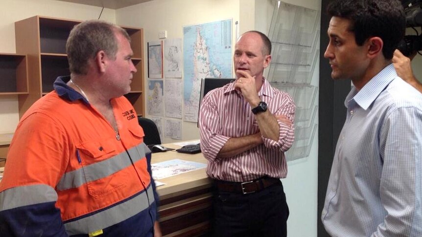 Campbell Newman (centre) speaks with a member of the Cooktown disaster management group.
