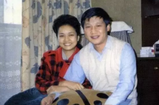 Xi Jinping and Peng Liyuan when they were younger.
