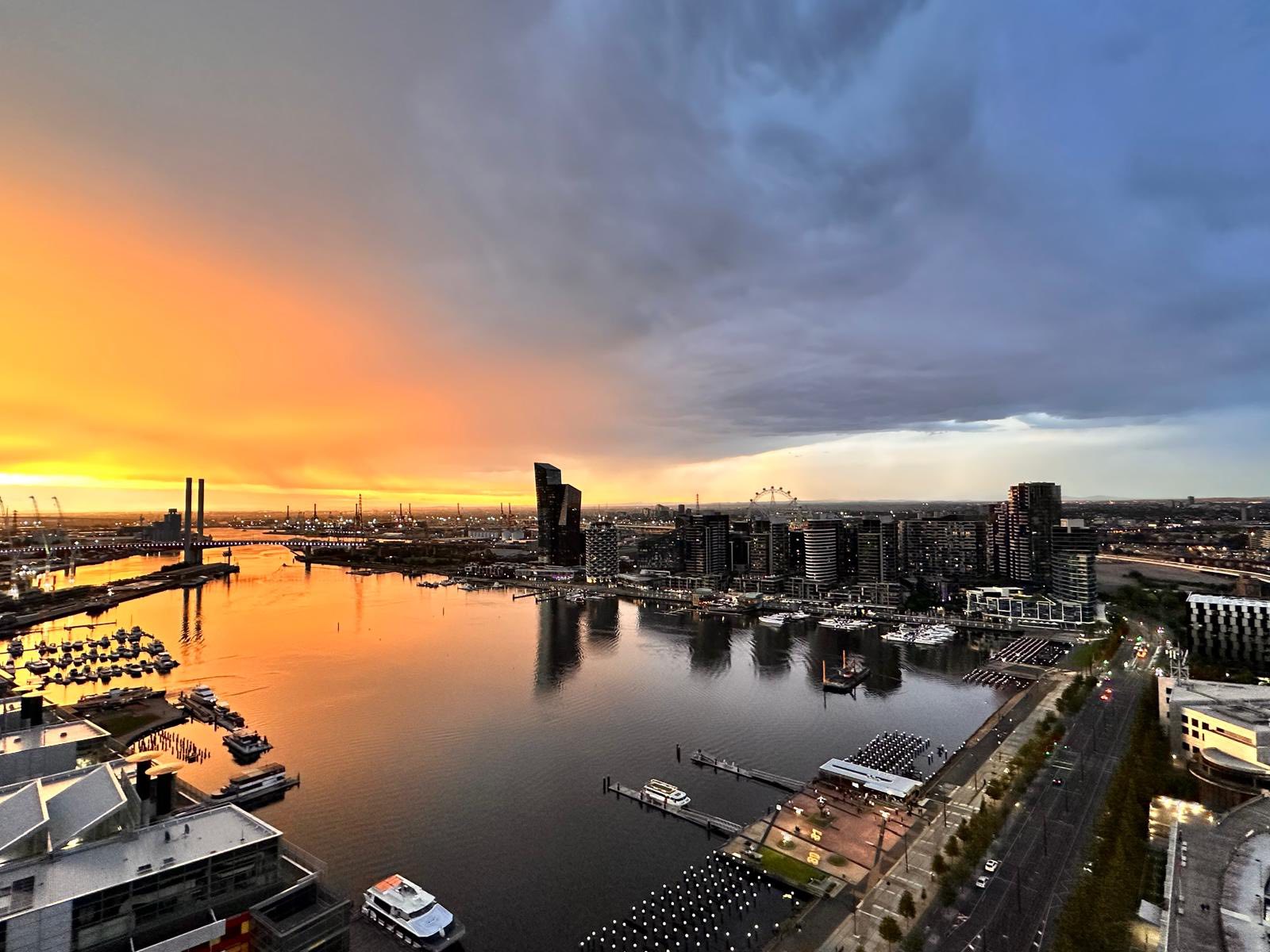Uma nuvem de tempestade desaparece ao anoitecer sobre Docklands, Victoria