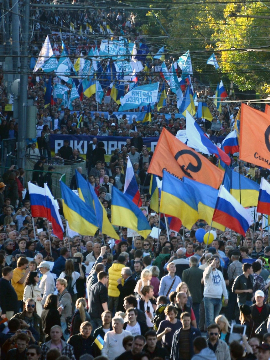 Thousands rally in Moscow