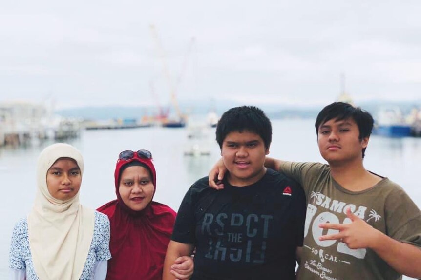 Yuli (dua dari kiri) bersama ketiga anaknya, yaitu Adela Ramadhina, Dimas Tri Wibowo dan Ferdy Dwiantoro