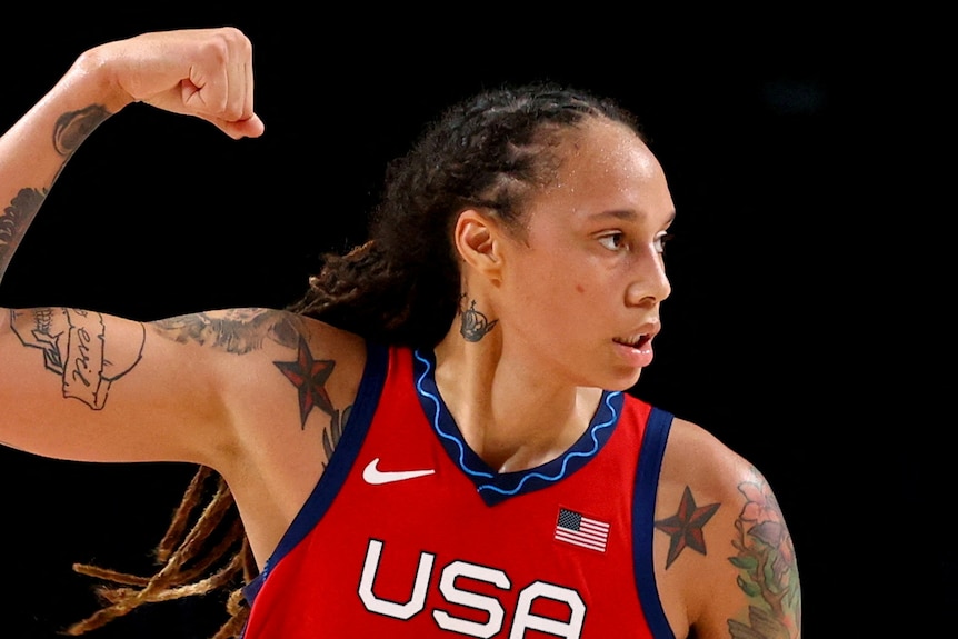 Brittney Griner fléchit un biceps dans un maillot de basket américain 