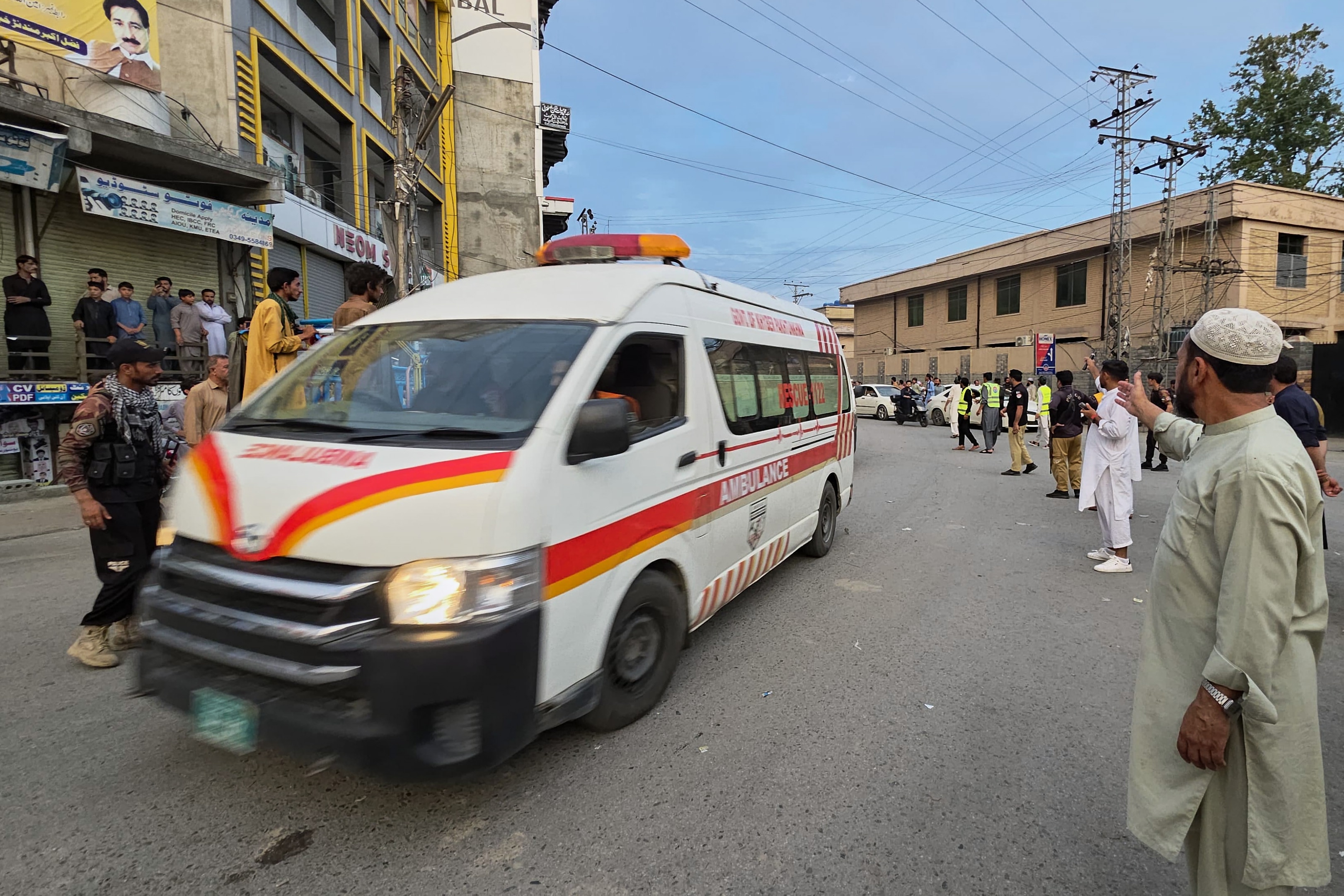 Suicide bomber strikes crowd at anti-militant rally in Pakistan