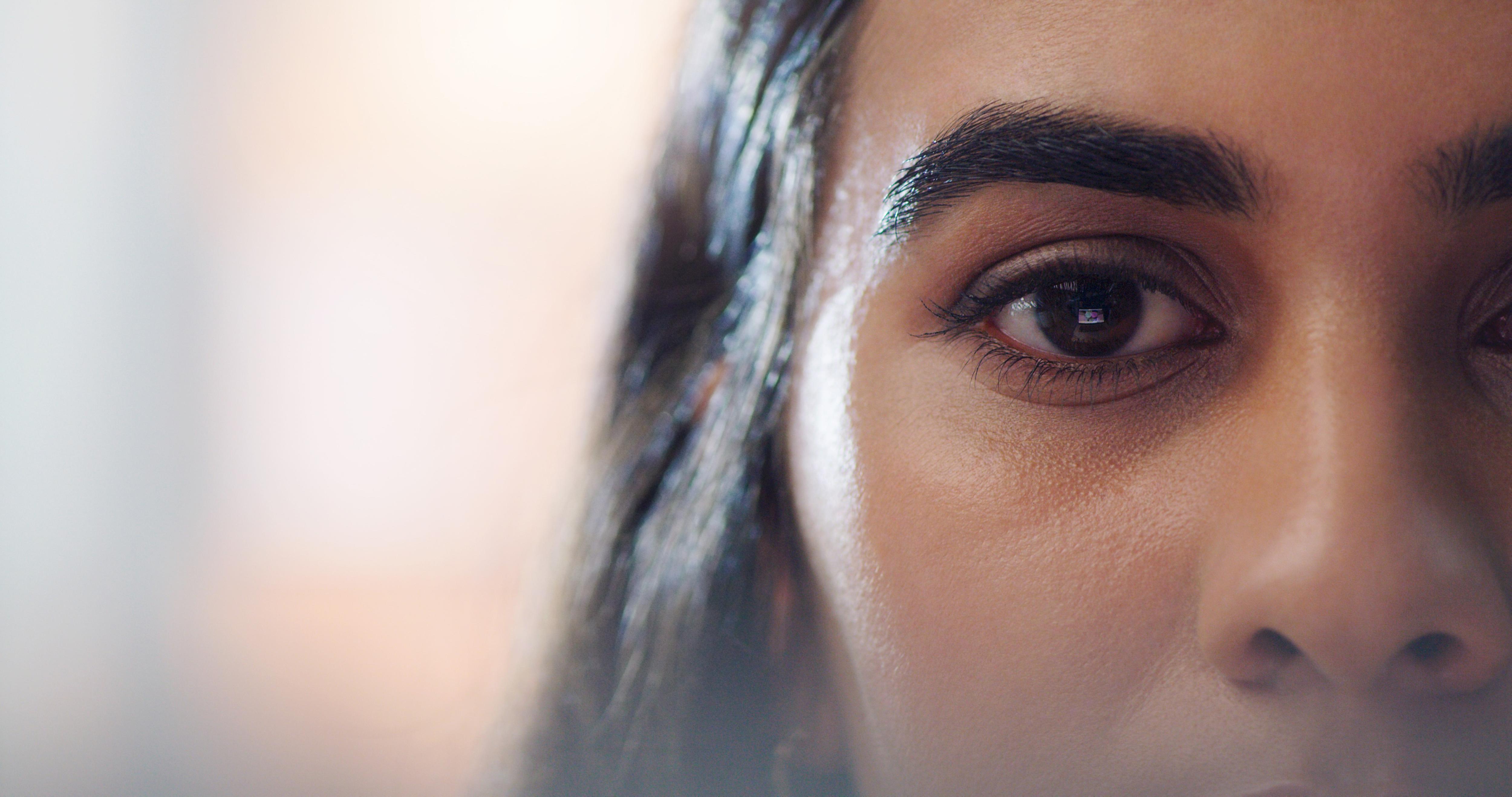 남아시아계 젊은 여성의 클로즈업