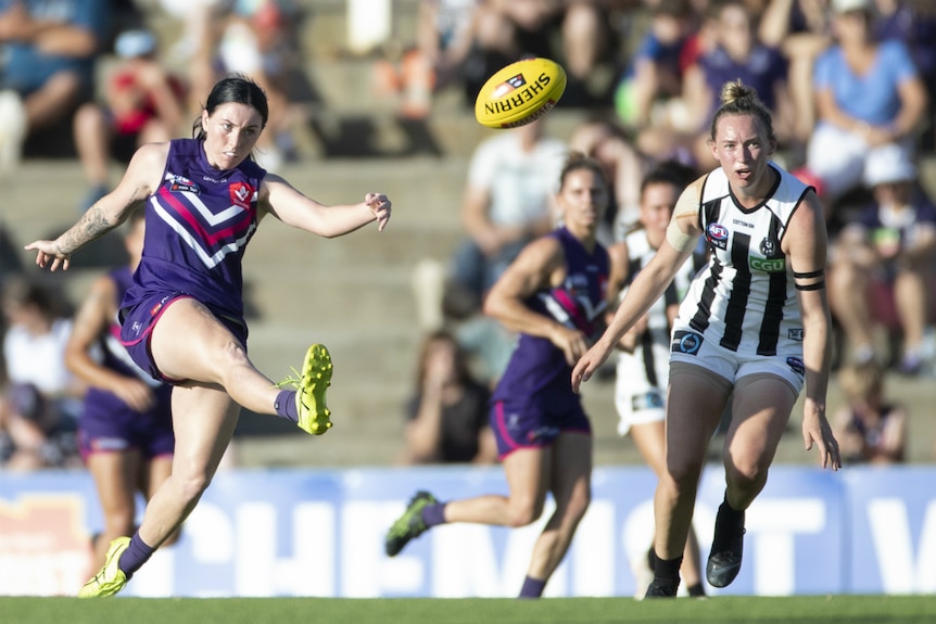 Sabreena Duffy of Fremantle kicks the ball against the Magpies.