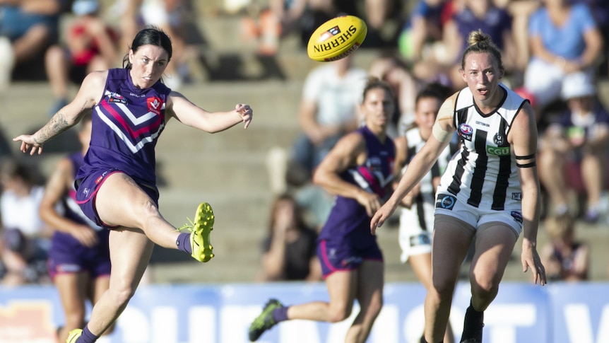 Sabreena Duffy of Fremantle kicks the ball against the Magpies.