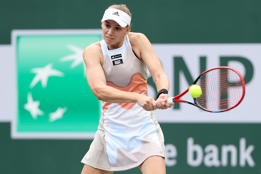 Elena Rybakina spielt im Finale von Indian Wells eine Rückhand mit zwei Fäusten.