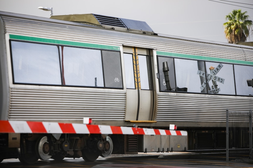 Un tren atravesando un paso a nivel. 